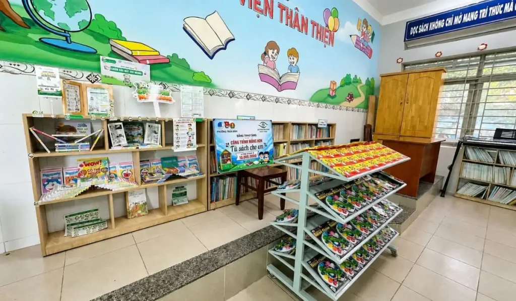 Khám mắt hơn 800 học sinh trường TH-THCS Hiệp Hòa