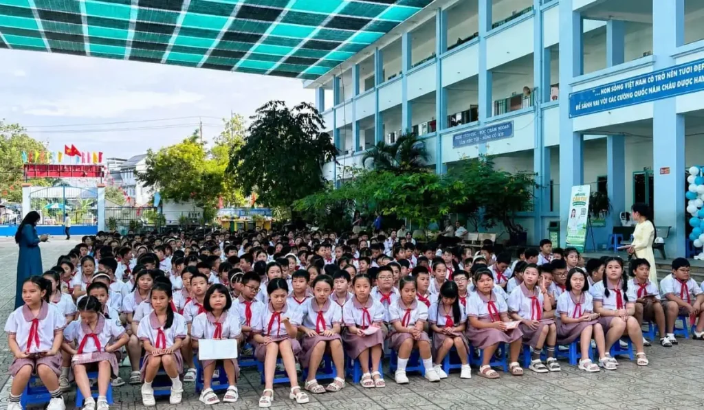 Khám mắt hơn 800 học sinh trường TH-THCS Hiệp Hòa