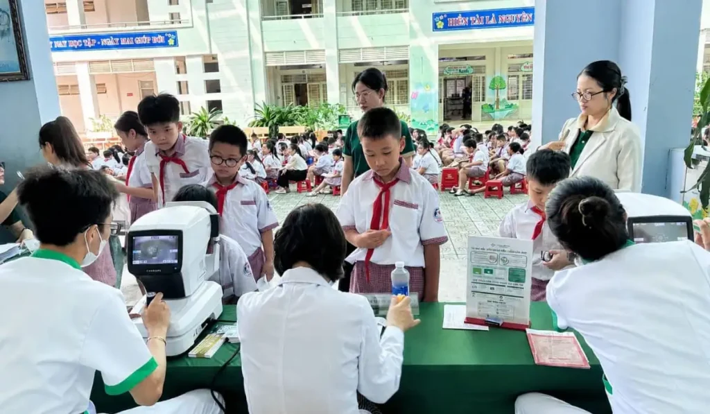 Khám mắt hơn 800 học sinh trường TH-THCS Hiệp Hòa