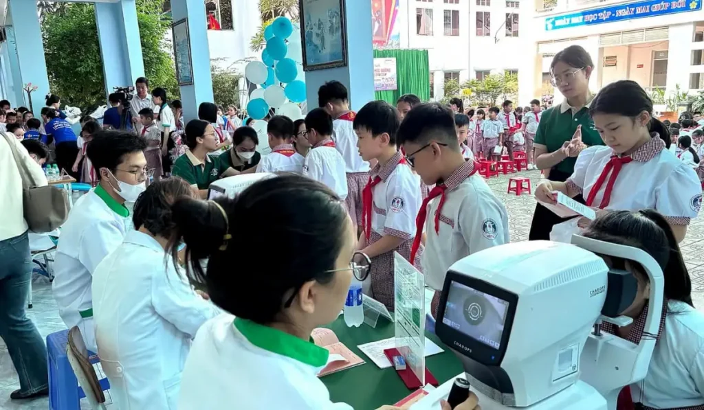 Khám mắt hơn 800 học sinh trường TH-THCS Hiệp Hòa
