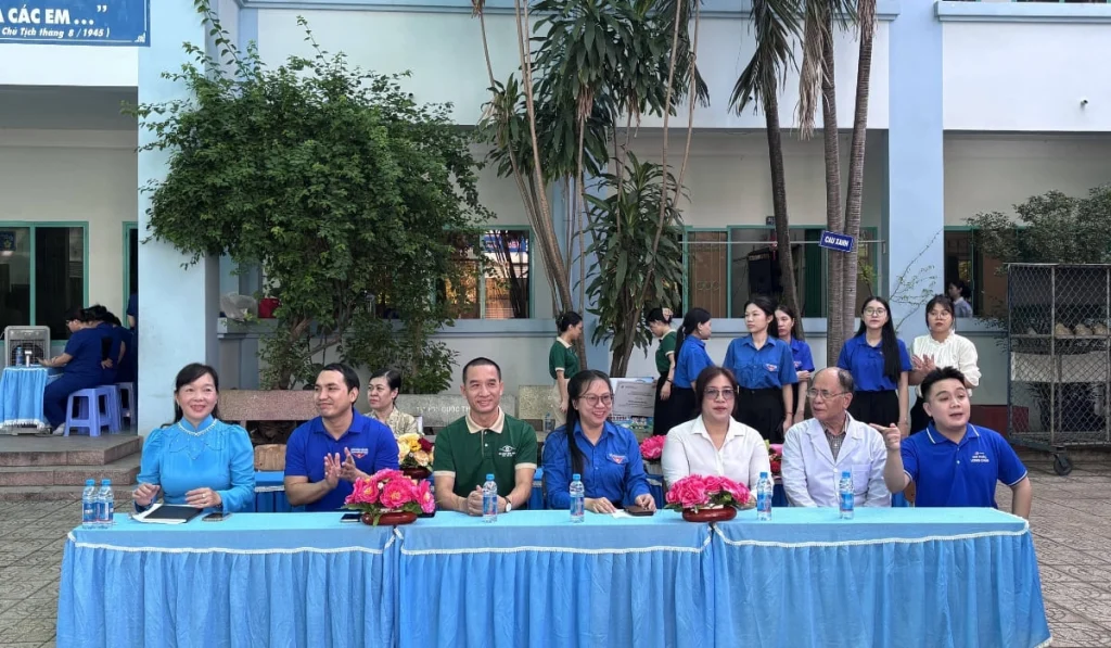 Khám mắt hơn 800 học sinh trường TH-THCS Hiệp Hòa